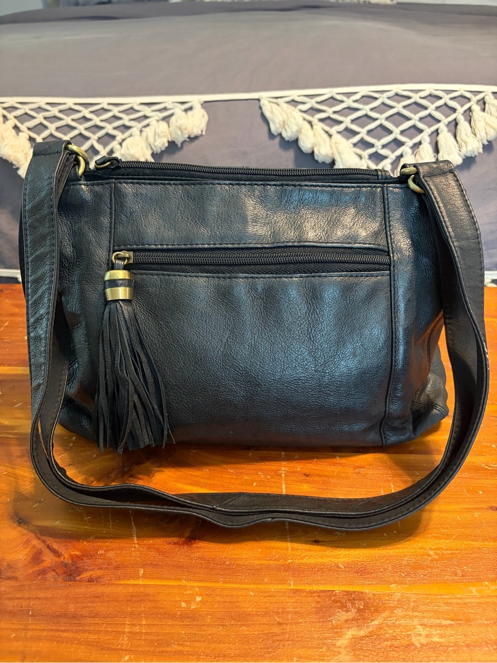 Cabin Creek Genuine Leather Multi-Pocket Organizer Crossbody Bag.